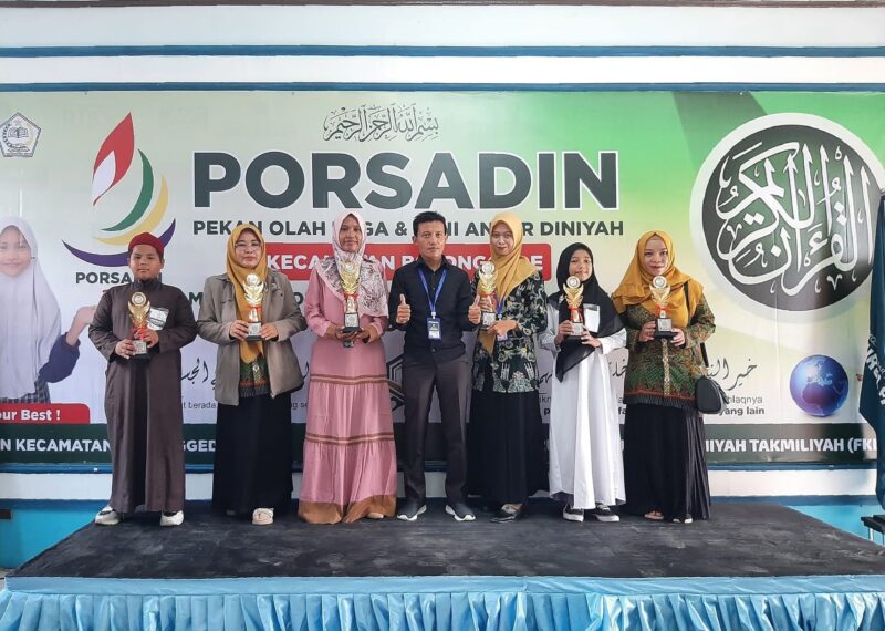 Pemberian piala PORSADIN tingkat kecamatan Bojonggede SDI Perwanida Nurul Fajar